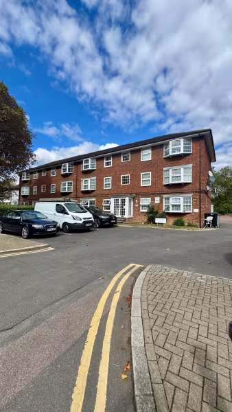 2 BEDROOM APARTMENT TO LET HARROW ROAD WEMBLEY HA0 2QY with parking and communal gardens