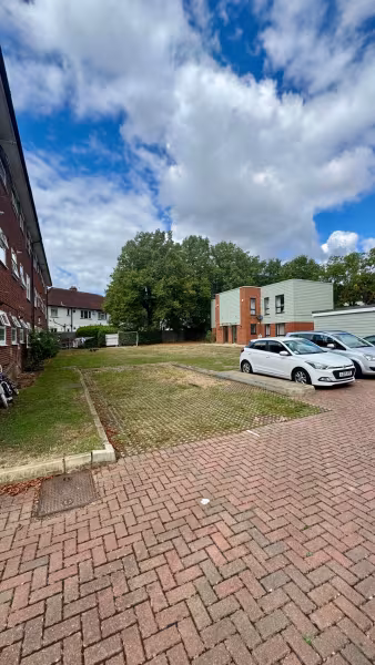 2 BEDROOM APARTMENT TO LET HARROW ROAD WEMBLEY HA0 2QY with parking and communal gardens
