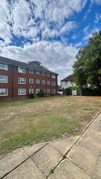2 BEDROOM APARTMENT TO LET HARROW ROAD WEMBLEY HA0 2QY with parking and communal gardens